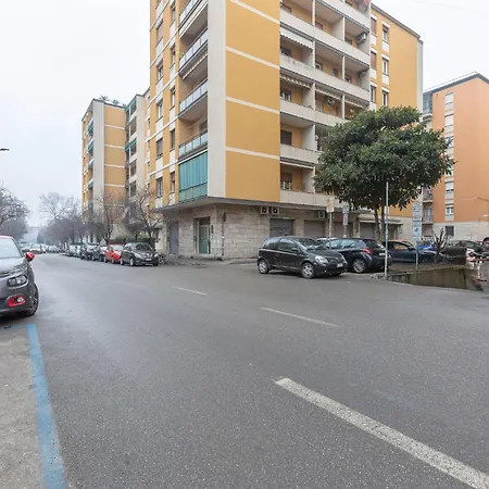 Guesthost - Comfy In San Donato